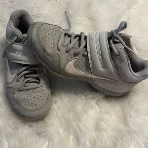Youth 4Y Nike Gray and White Kids' Baseball Cleats